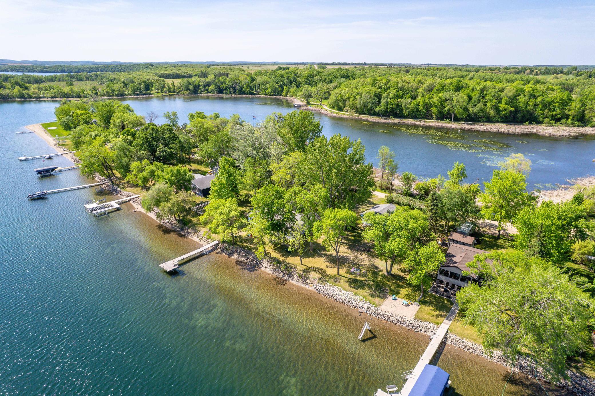 200' level frontage on WBL, located on a peninsula