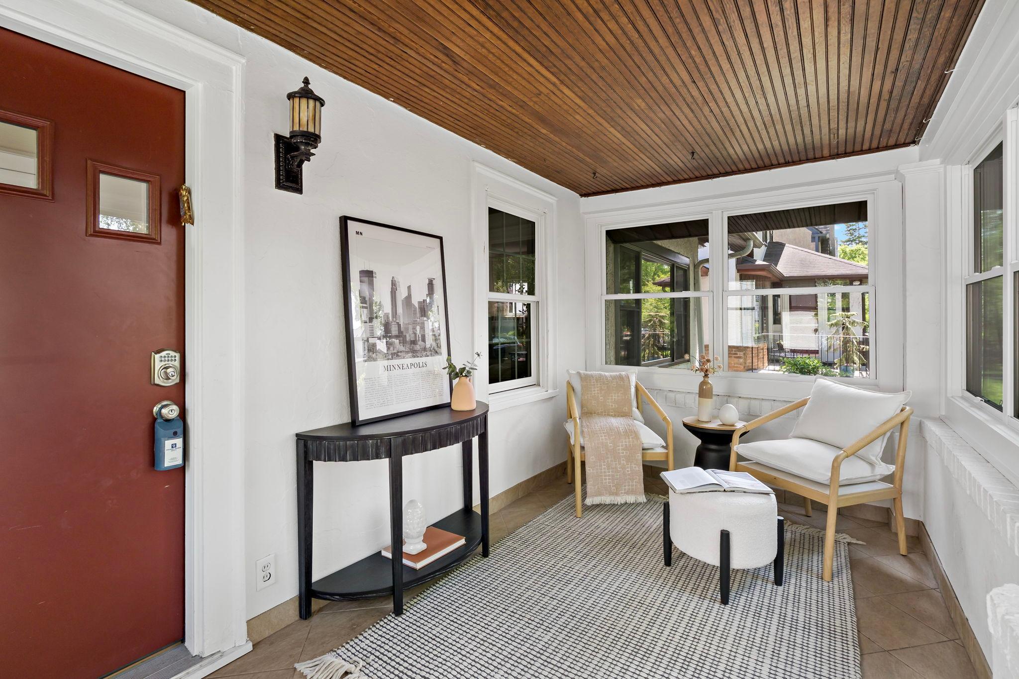 Lovely fron porch!