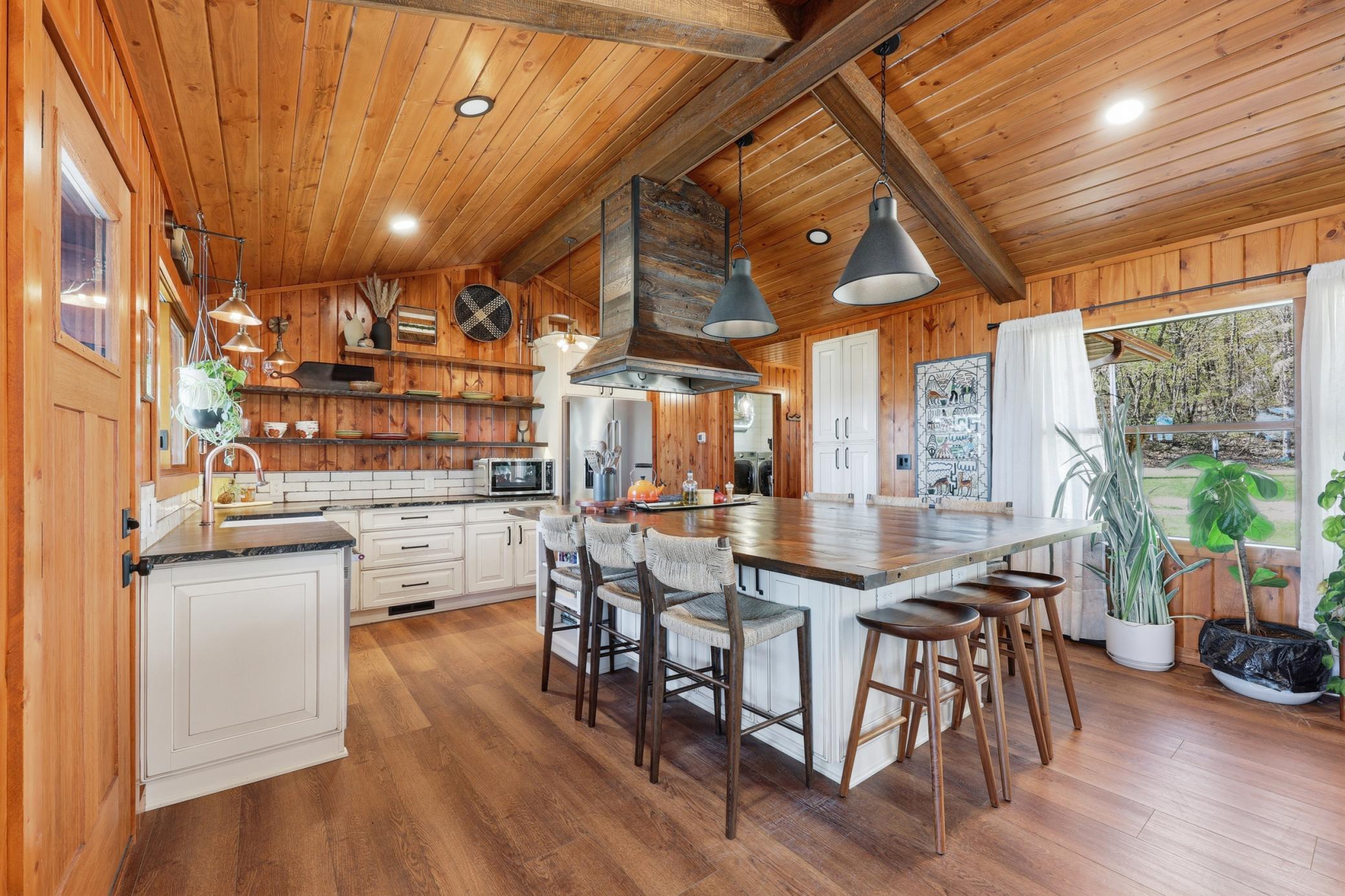 Oversized Island- Eat in Kitchen