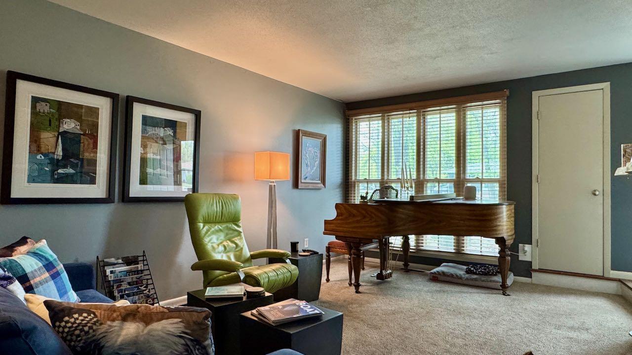 (6) Living Room.jpeg