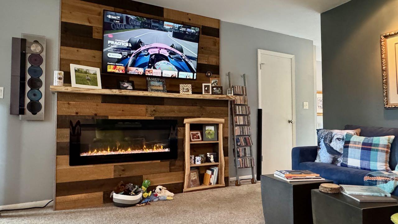 (9) Living Room Fireplace.jpeg
