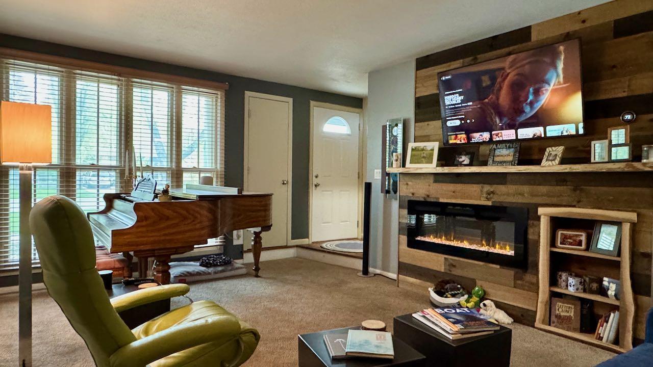 (5) Living Room Fireplace.jpeg