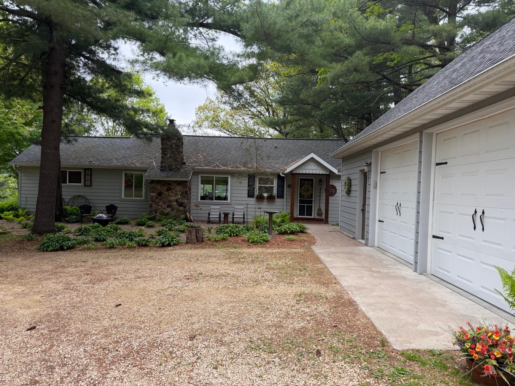 LAKE COTTAGE W/ BUNKHOUSE