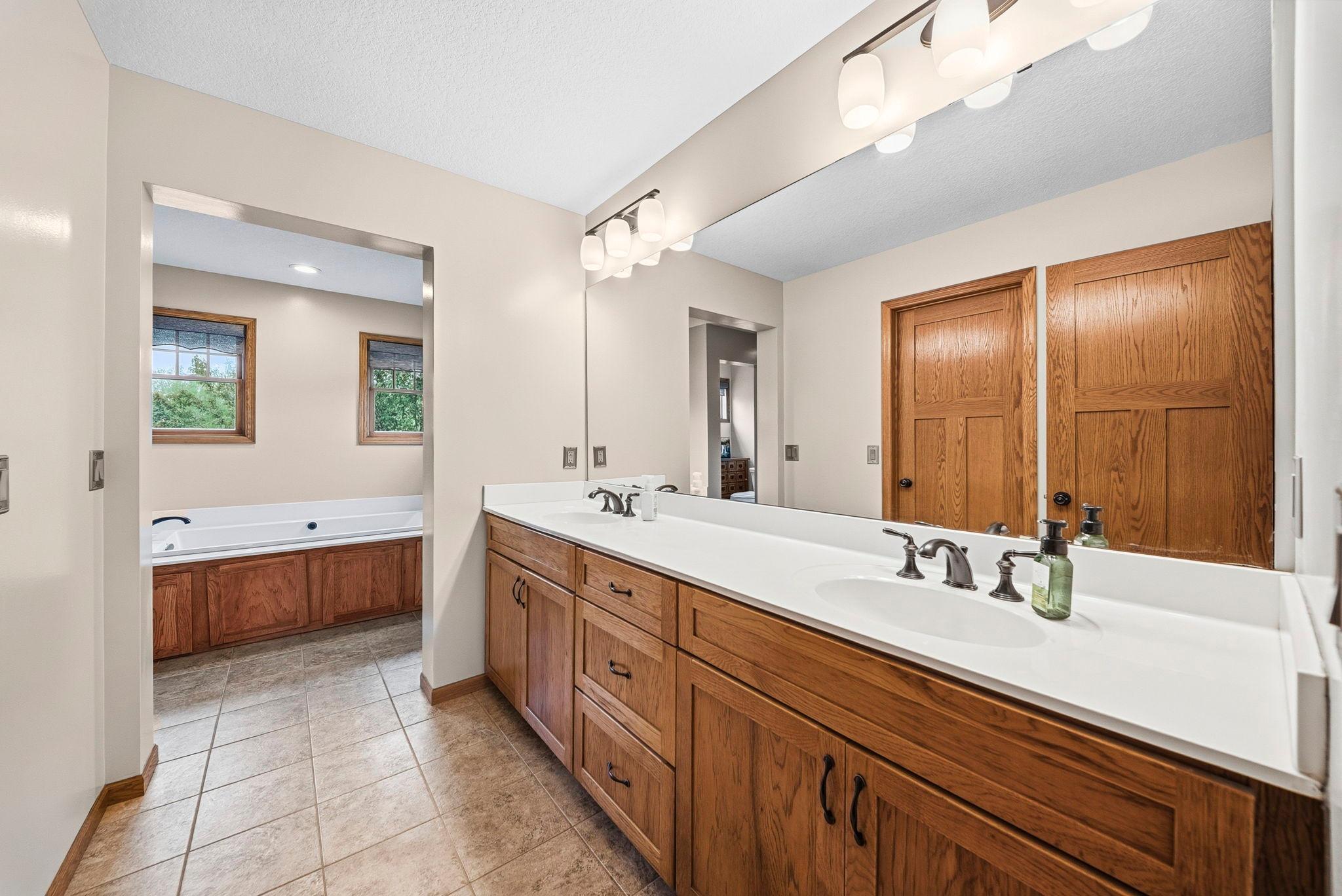 Double vanity, separate tub & shower