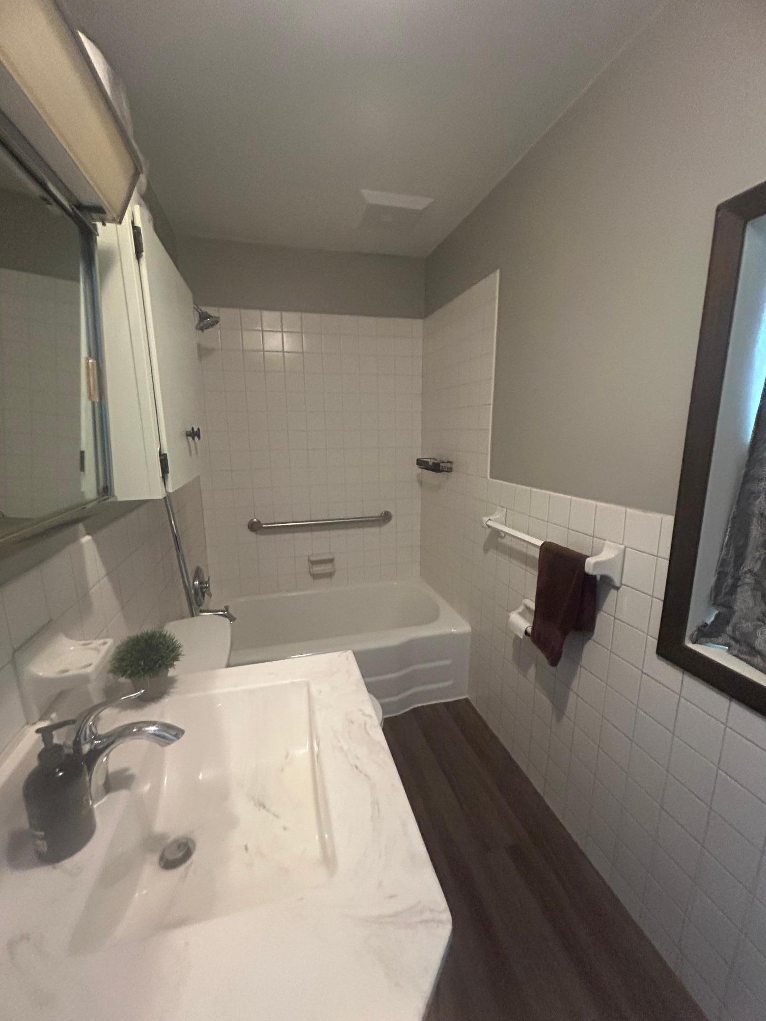 Bathroom 8338.jpg