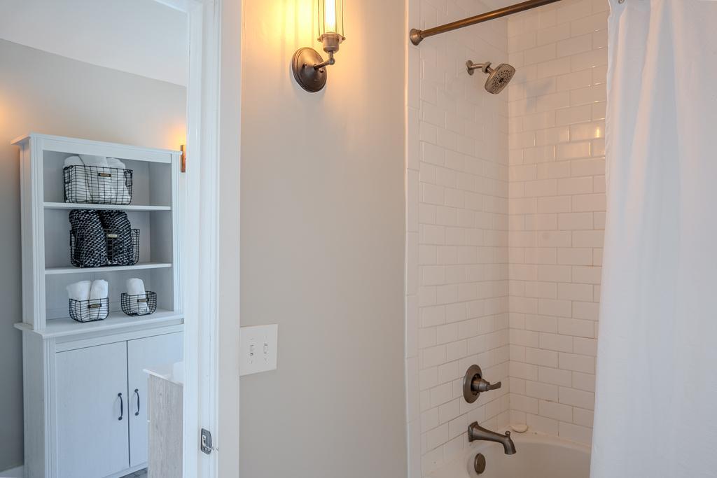 1117 26th Ave NE-25.jpg