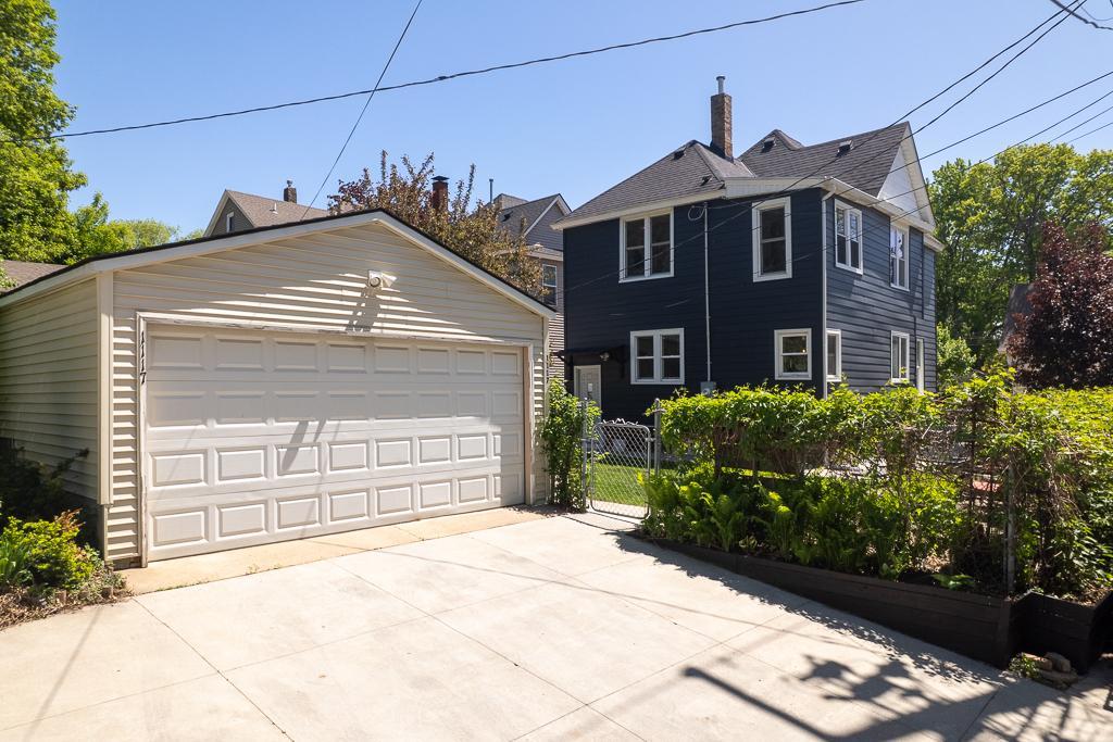 1117 26th Ave NE-3.jpg