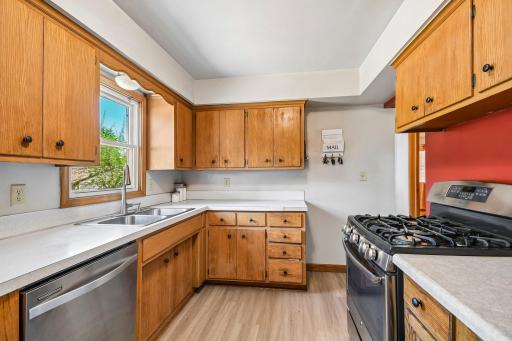13-web-or-mls-Livingston Ave-S2805-013.jpg