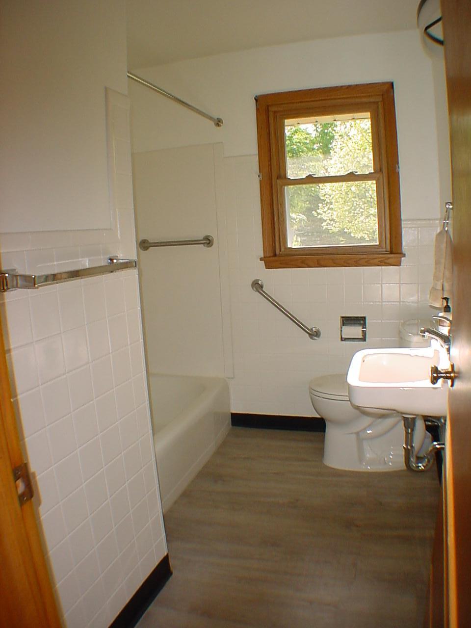 Retro full main lvl bath with neutral retro decor.