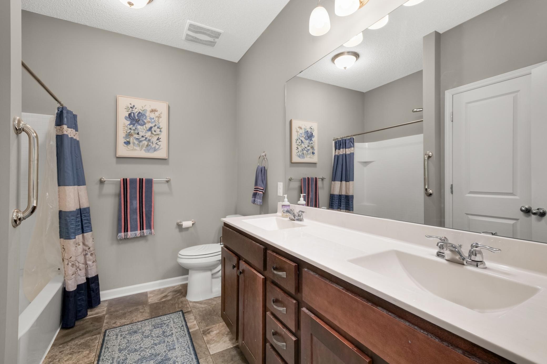 Ensuite full bath with double sinks