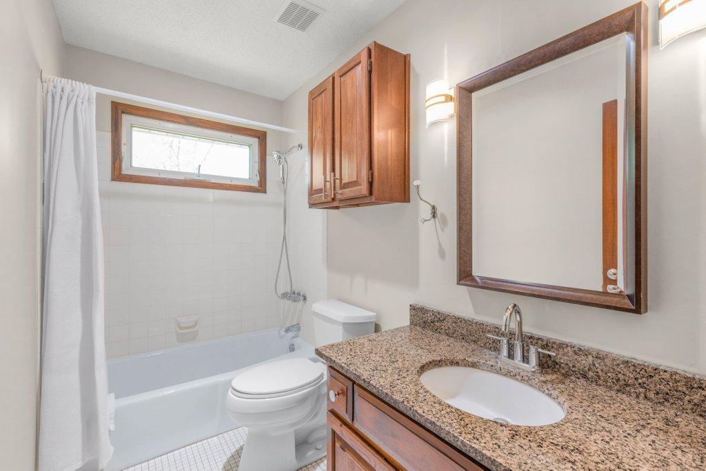 Upper Bathroom.JPG