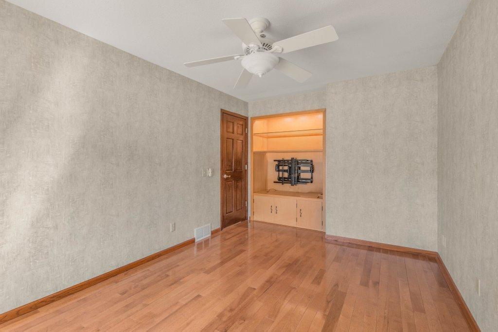 Bedroom 2 built in .JPG