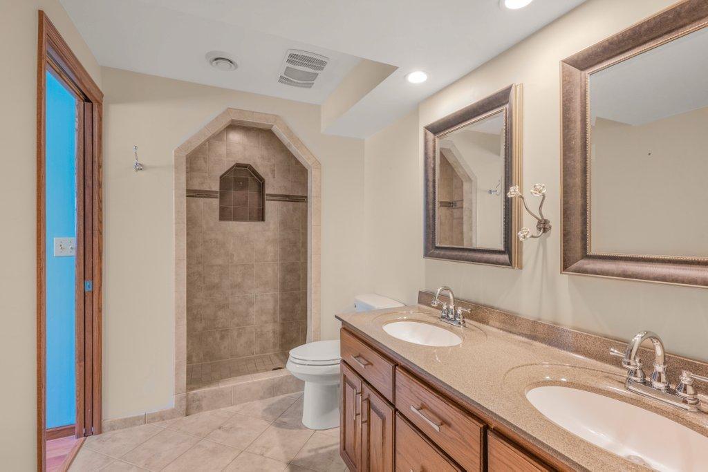 Lower bathroom.JPG