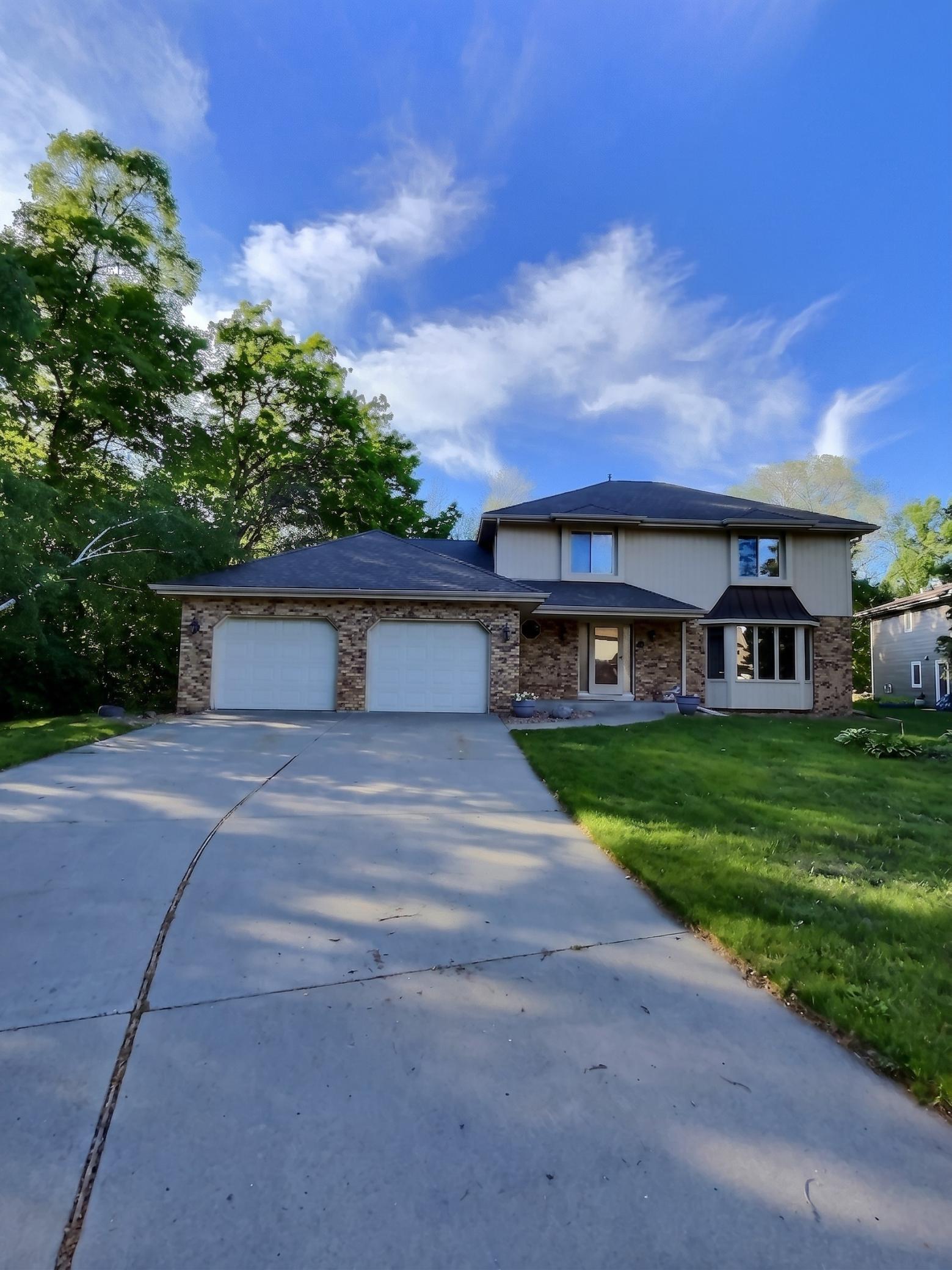 Spacious 2 Story Living in Medicine Lake Neighborhood!