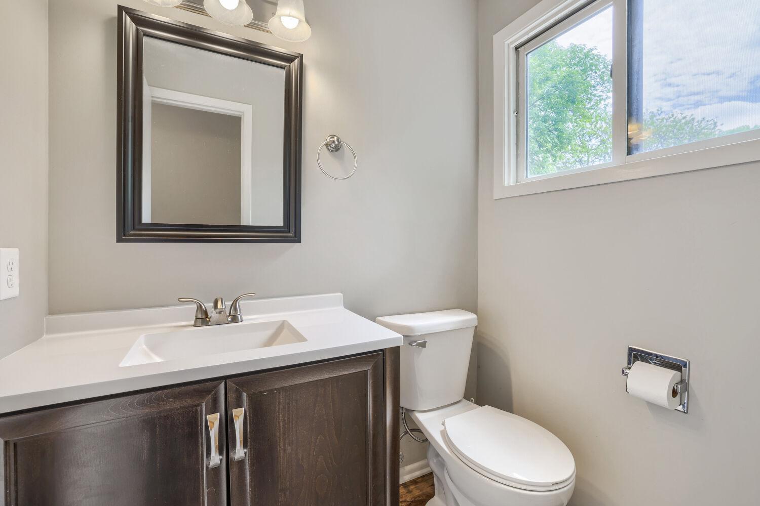 6387 St John's Dr - Web Quality - 033 - 25 Bathroom.jpg