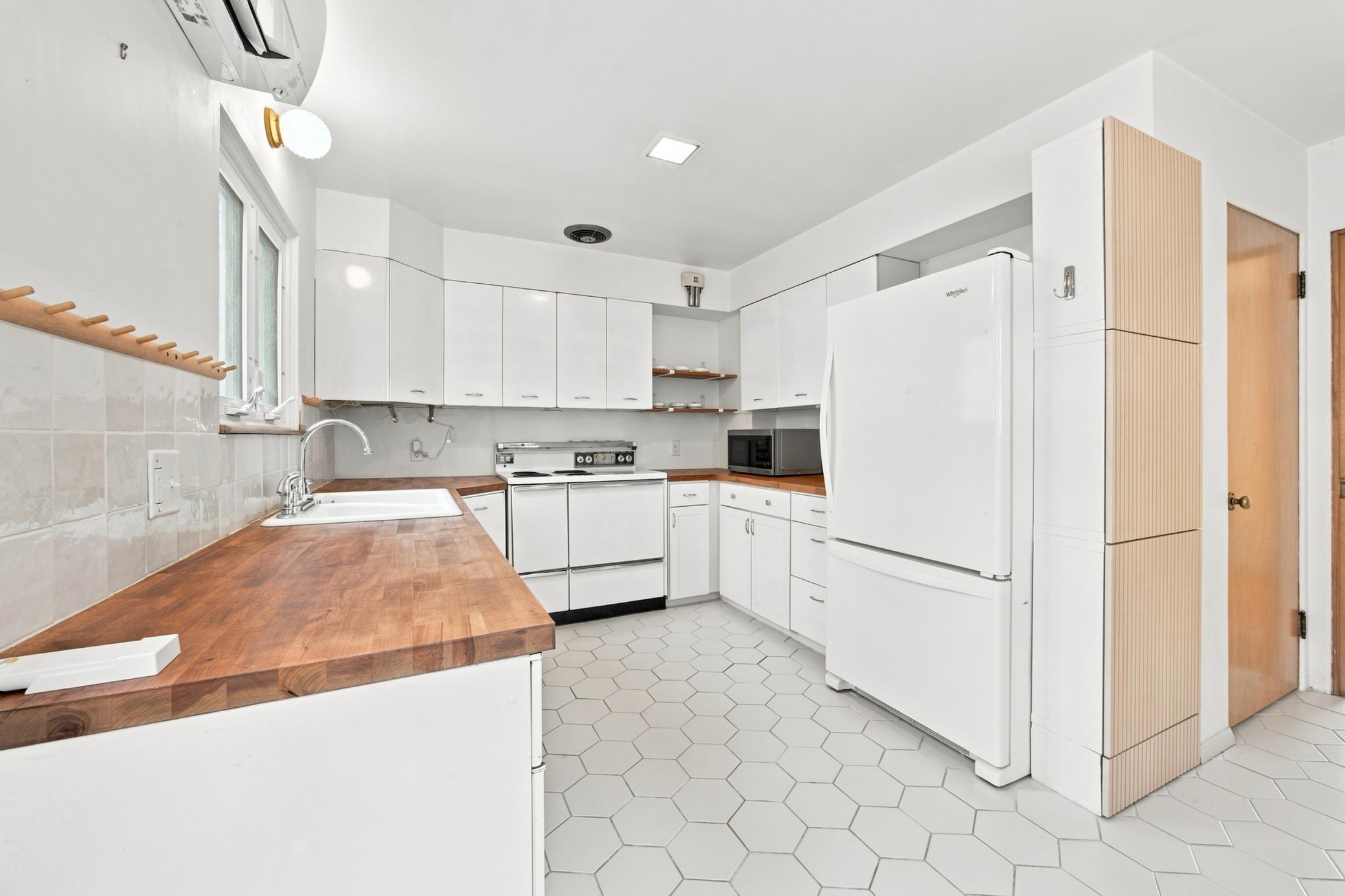 Kitchen - Metal cabinetry