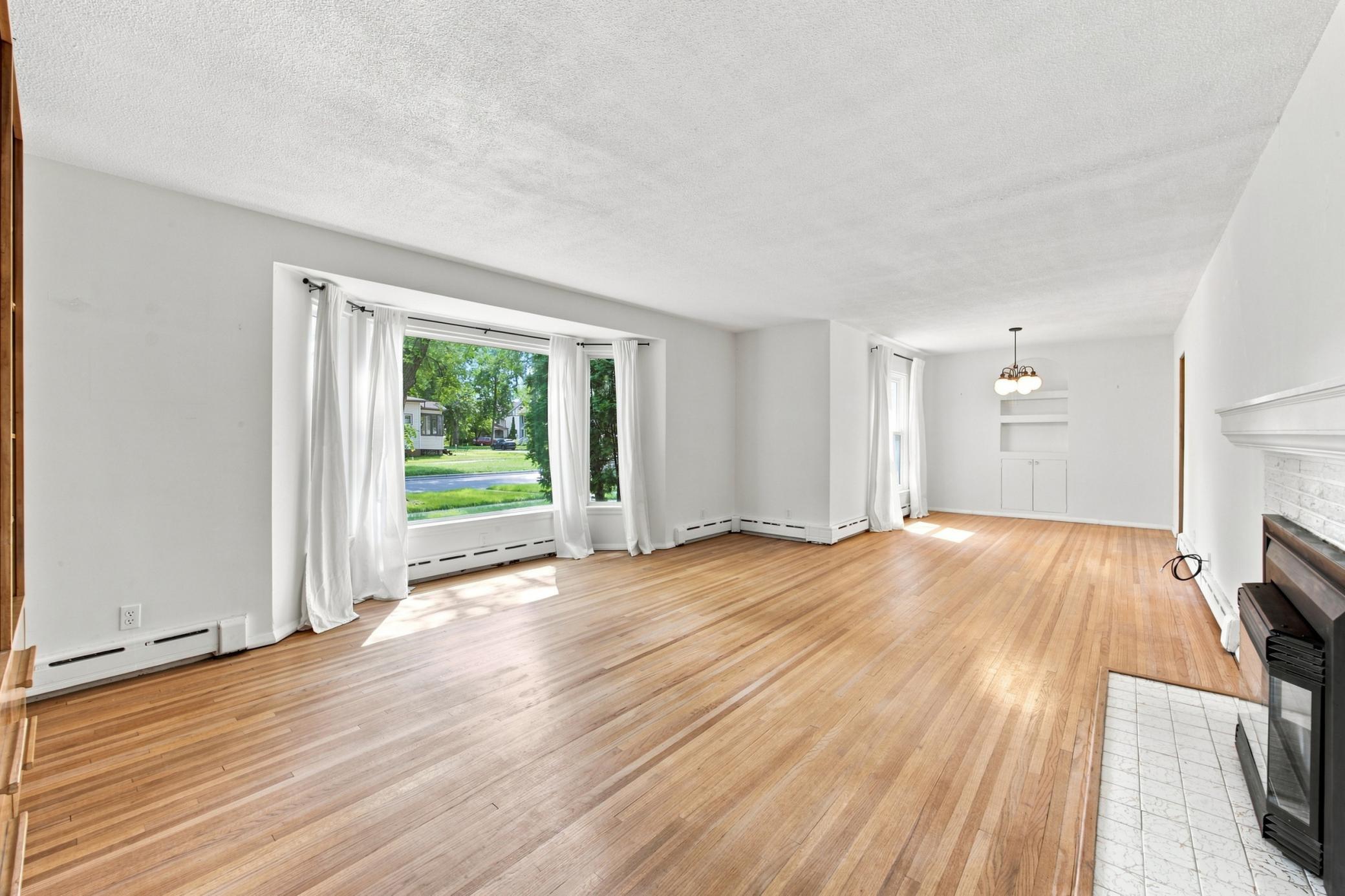 Living Room - Beautiful hardwood floors