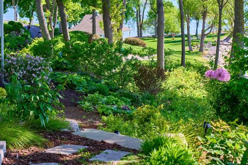 Relaxed elegance in this planned perennail garden