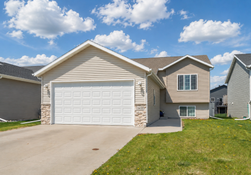 3831 32nd Street S, Moorhead, MN 56560