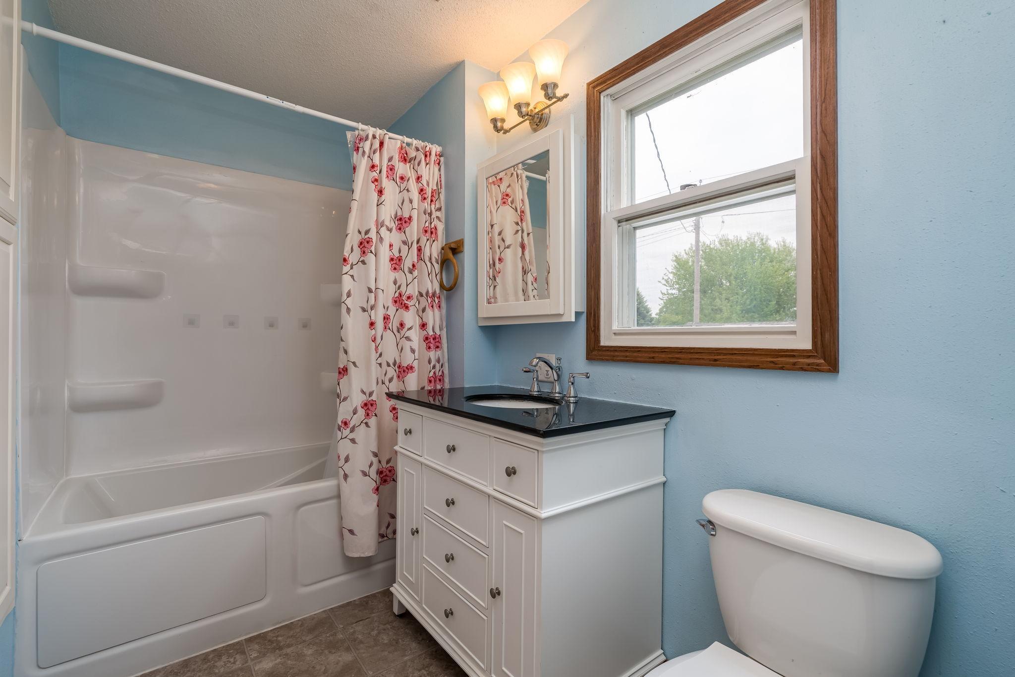 20-web-or-mls-303-broadway-st.jpg