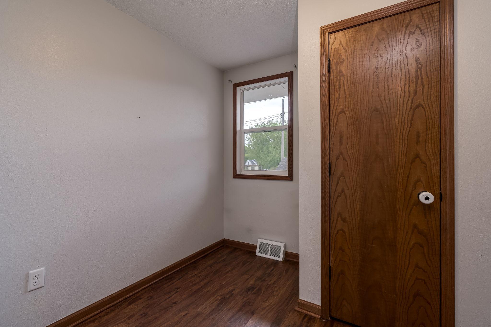 21-web-or-mls-303-broadway-st.jpg
