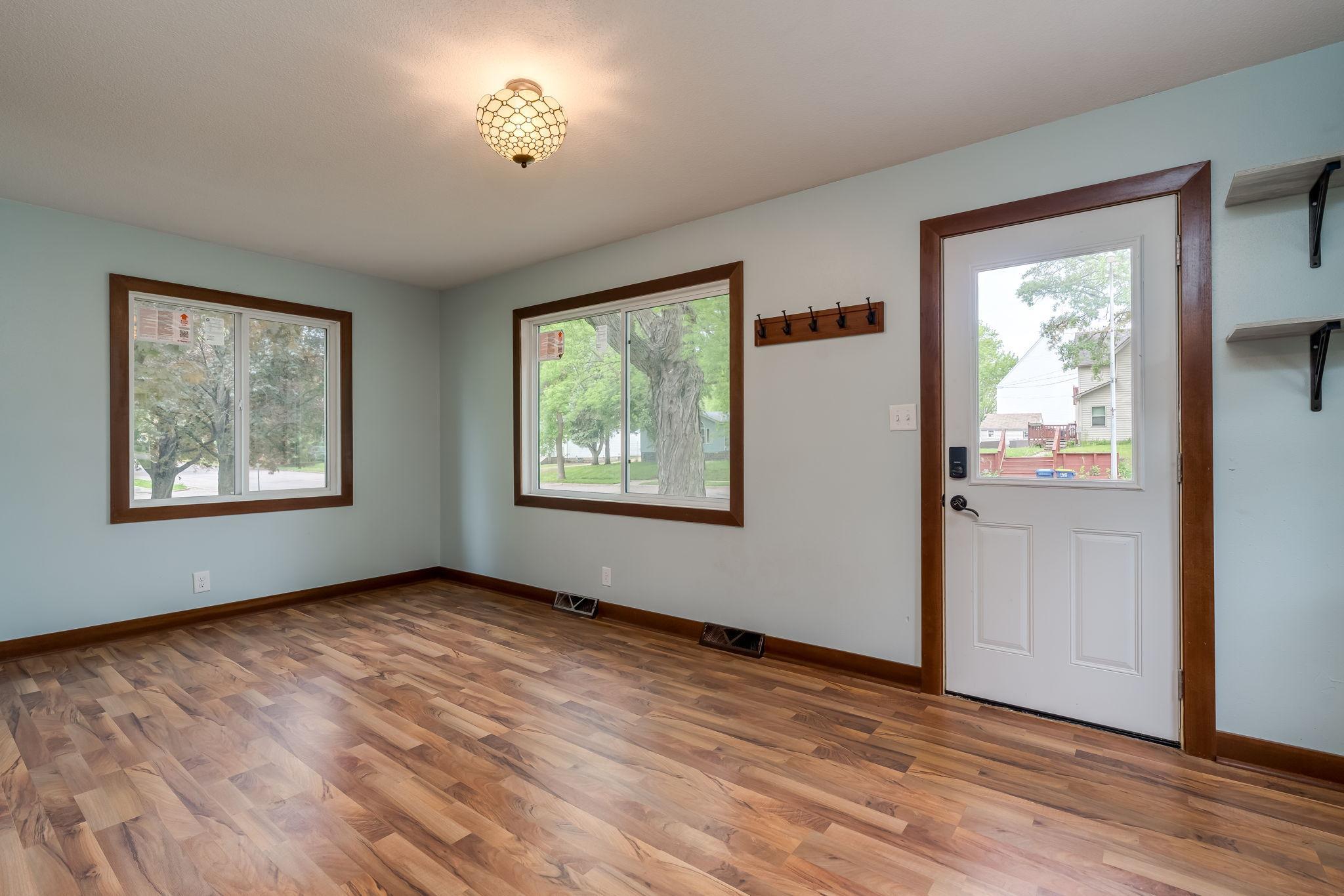 4-web-or-mls-303-broadway-st.jpg
