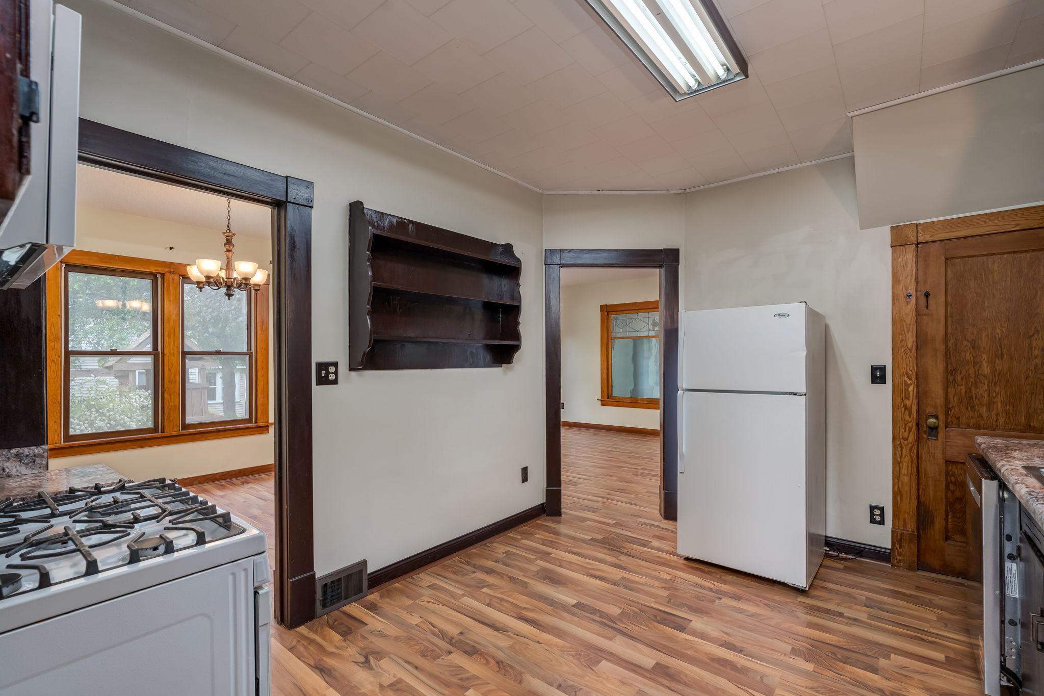 17-web-or-mls-303-broadway-st.jpg