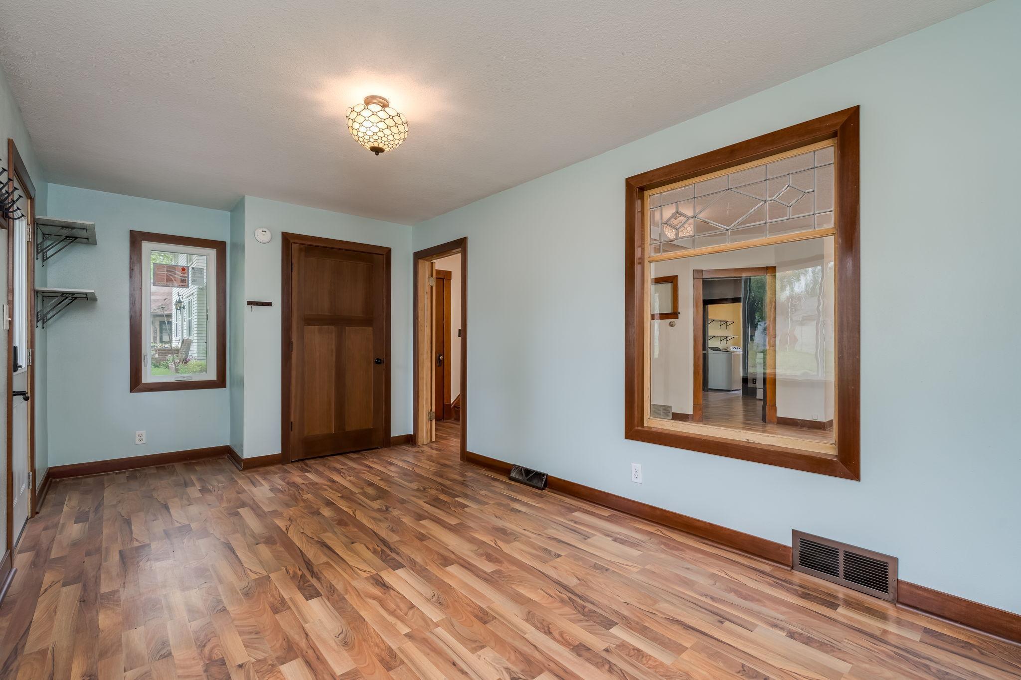 6-web-or-mls-303-broadway-st.jpg