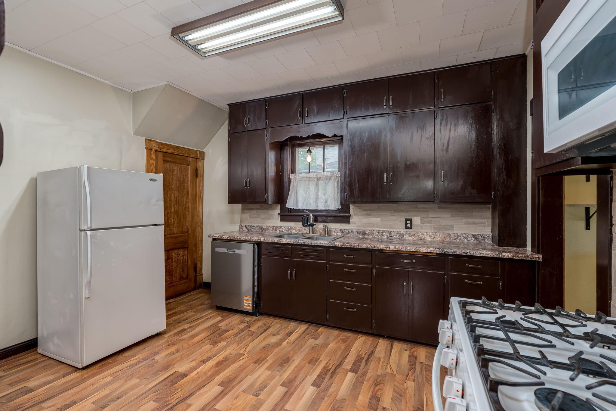 16-web-or-mls-303-broadway-st.jpg