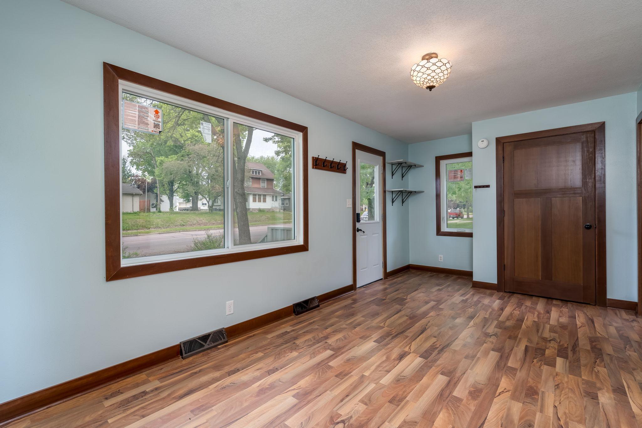 5-web-or-mls-303-broadway-st.jpg