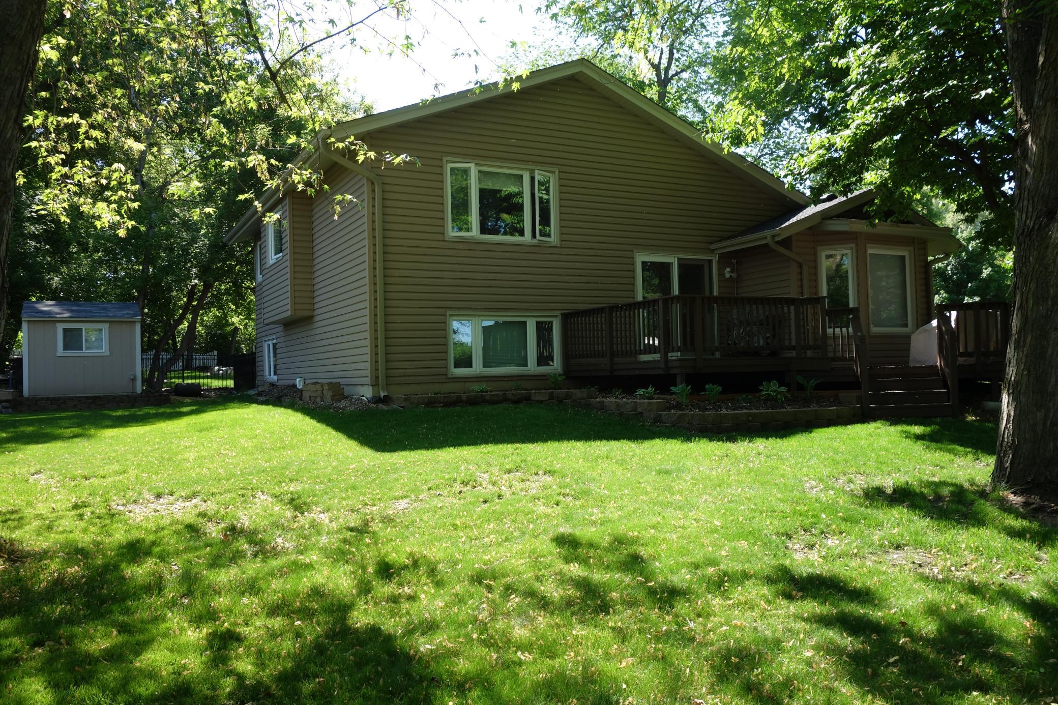 Lovely well maintained deck to rear of home.