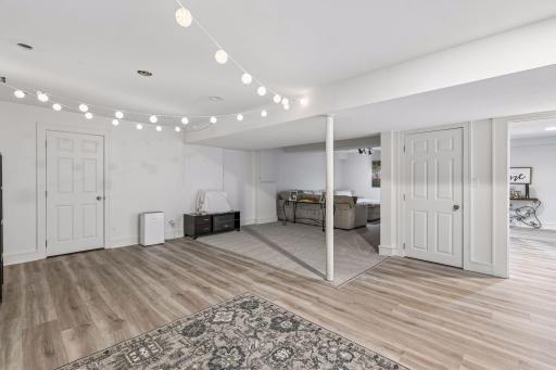 A portion of the room is arranged as a media area, with a large additional space offering a variety of possibilities.