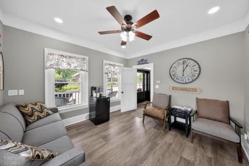 Front room / waiting room