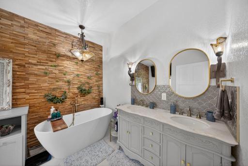 Soaking tub / double vanity