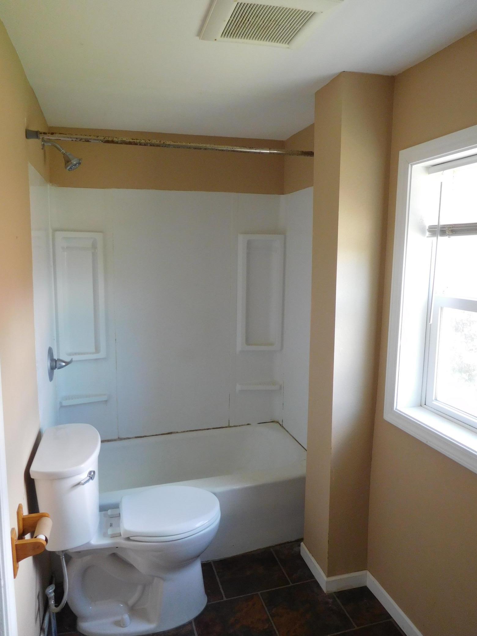 Upstairs Full bath.JPG