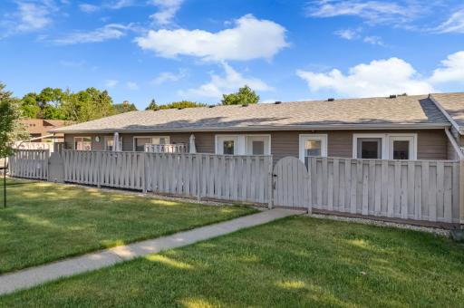 1402 Mcnally Drive, B, Winona, MN 55987
