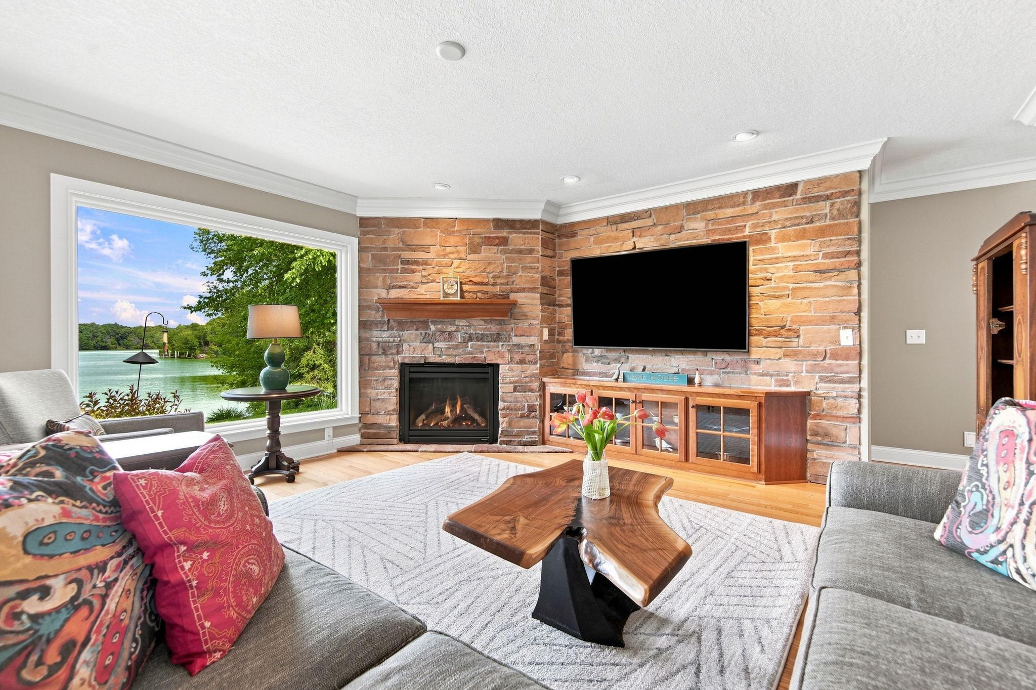 Living room with gas fireplace (staged fire)