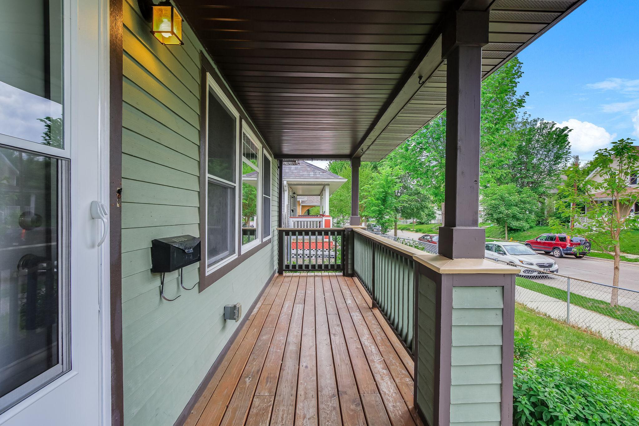 4-web-or-mls-3026-Morgan-Ave-04.jpg