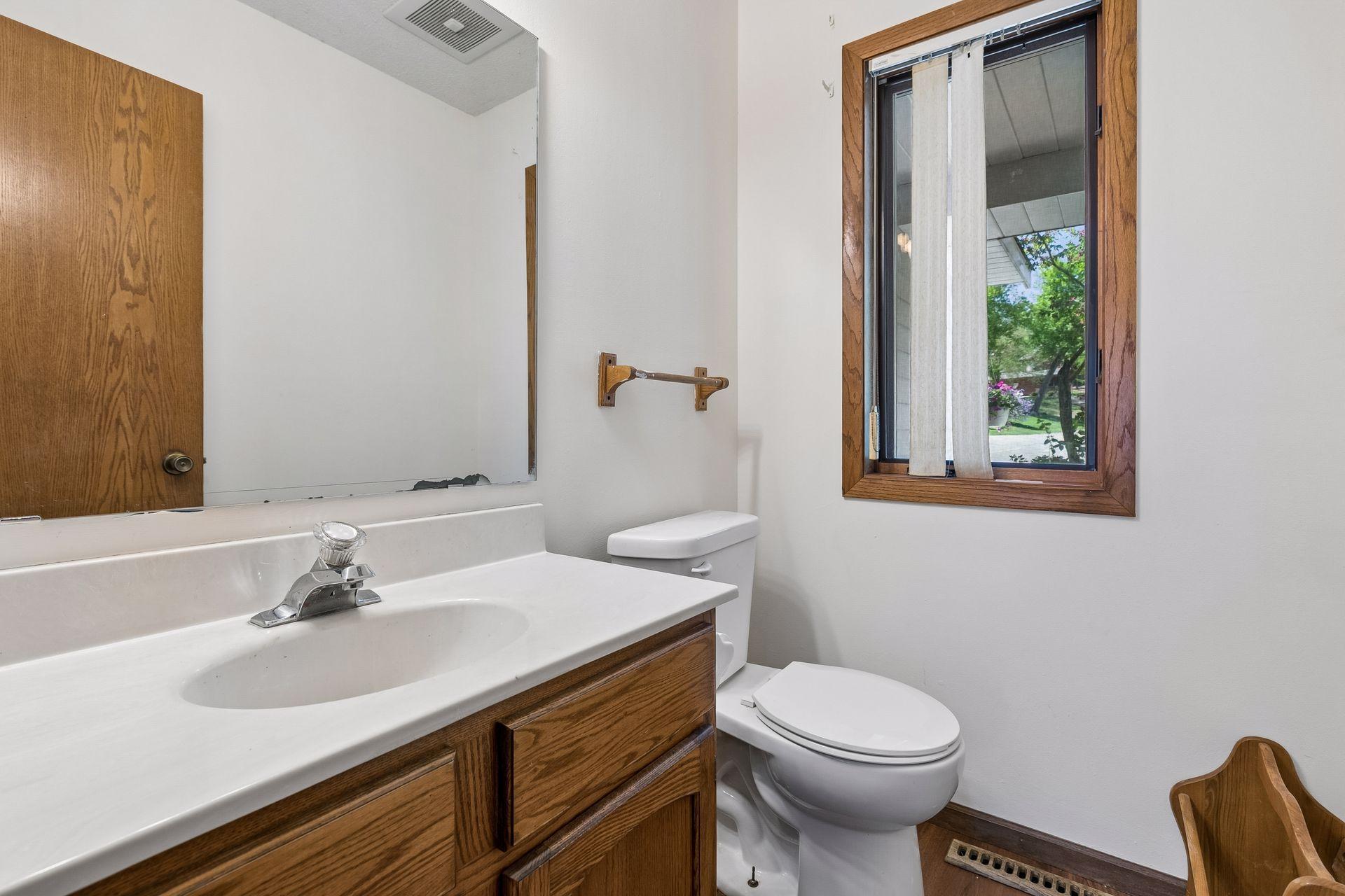 Main floor 1/2 bath