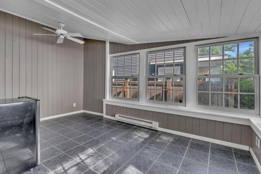 271 Lake Avenue N, Spicer, MN 56288