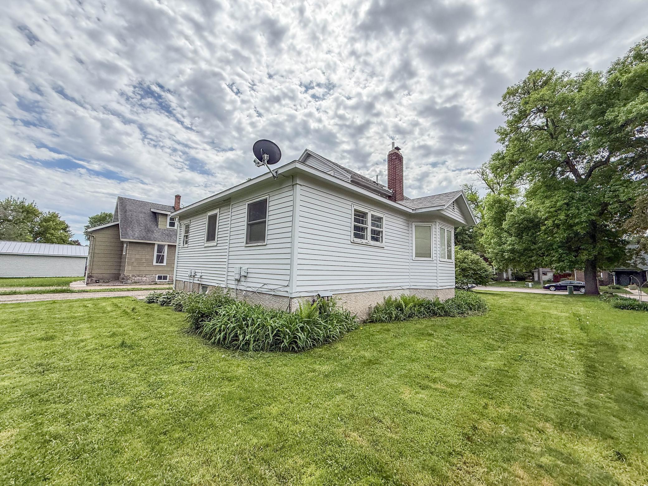 409 9th St SW - 6 Bed | 2 Bath