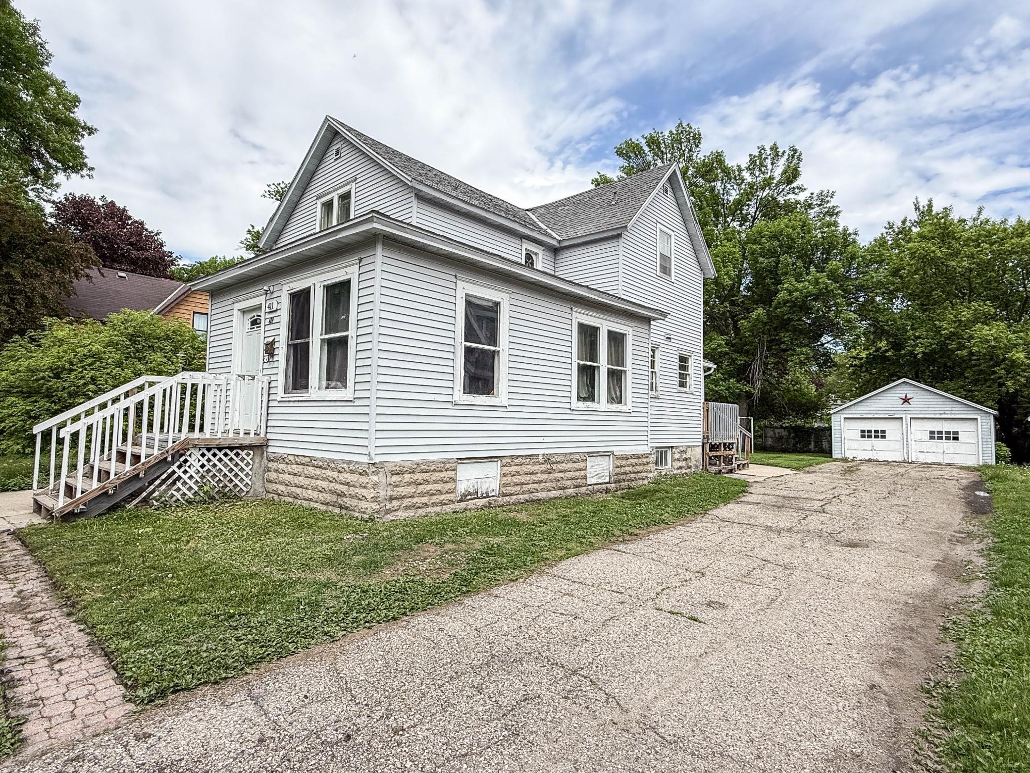 409 9th St SW - 6 Bed | 2 Bath