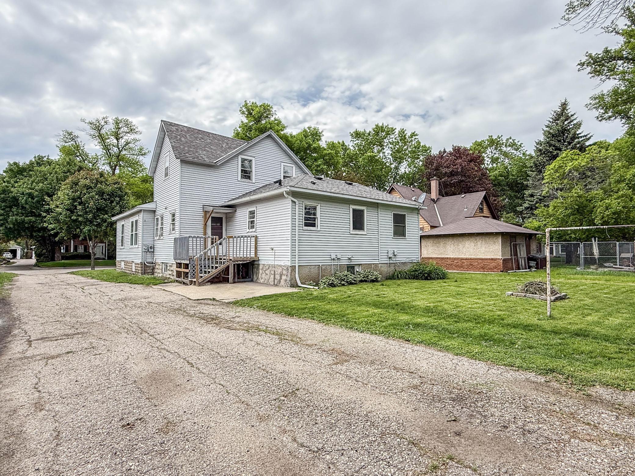 409 9th St SW - 6 Bed | 2 Bath