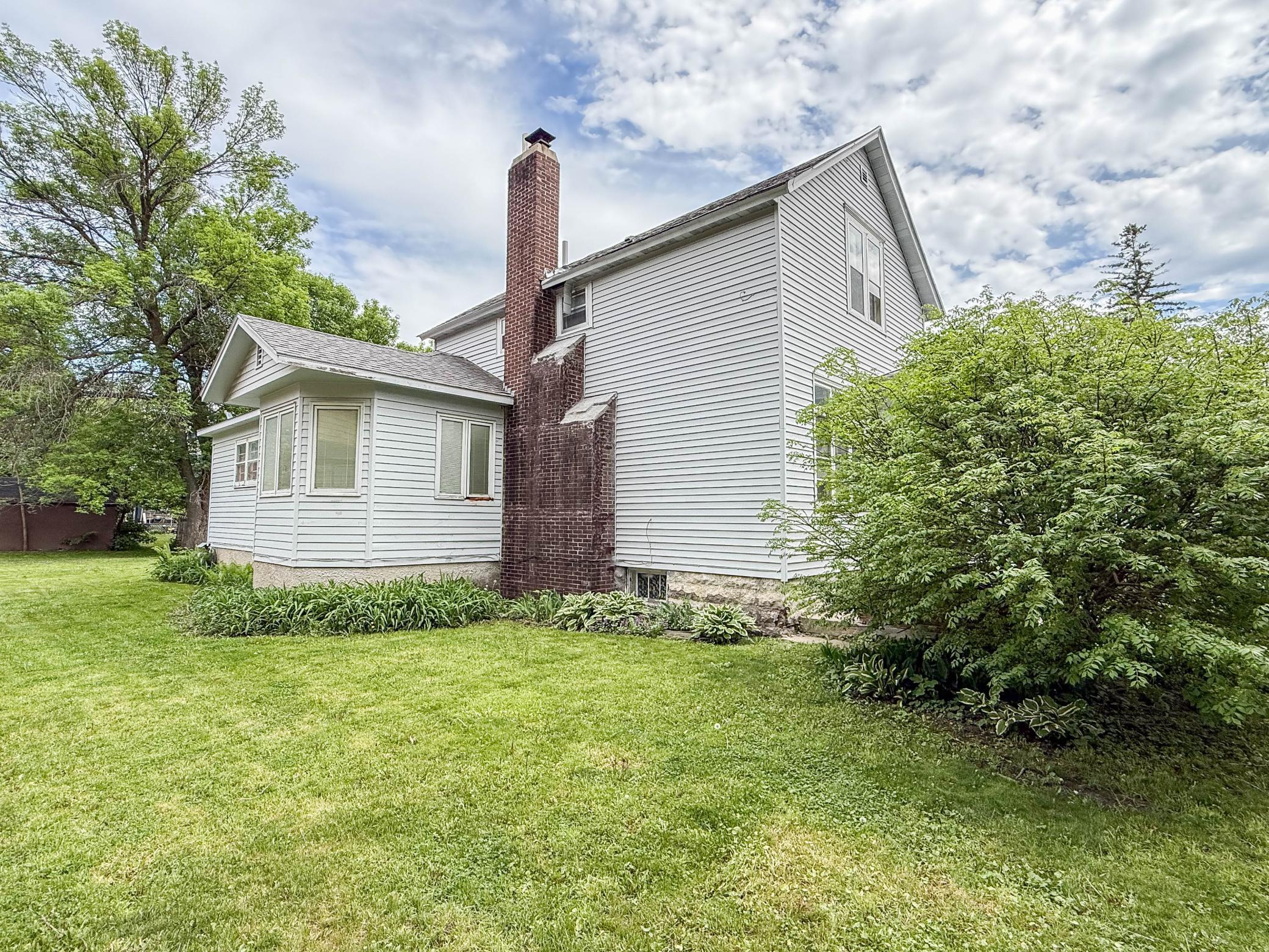 409 9th St SW - 6 Bed | 2 Bath