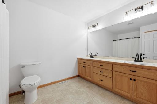 Upper level full Hollywood bath with double sinks