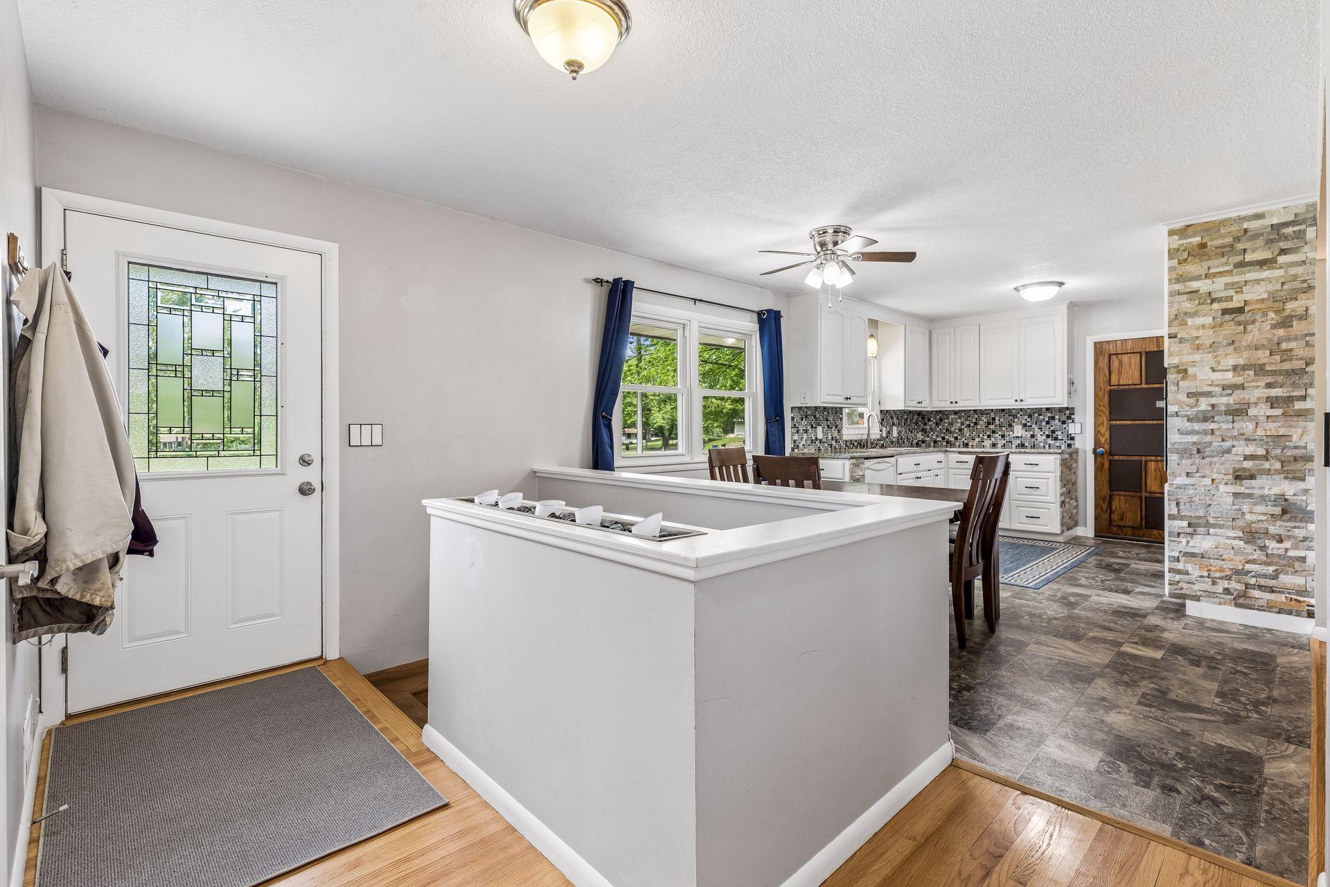 Open kitchen/dining plan