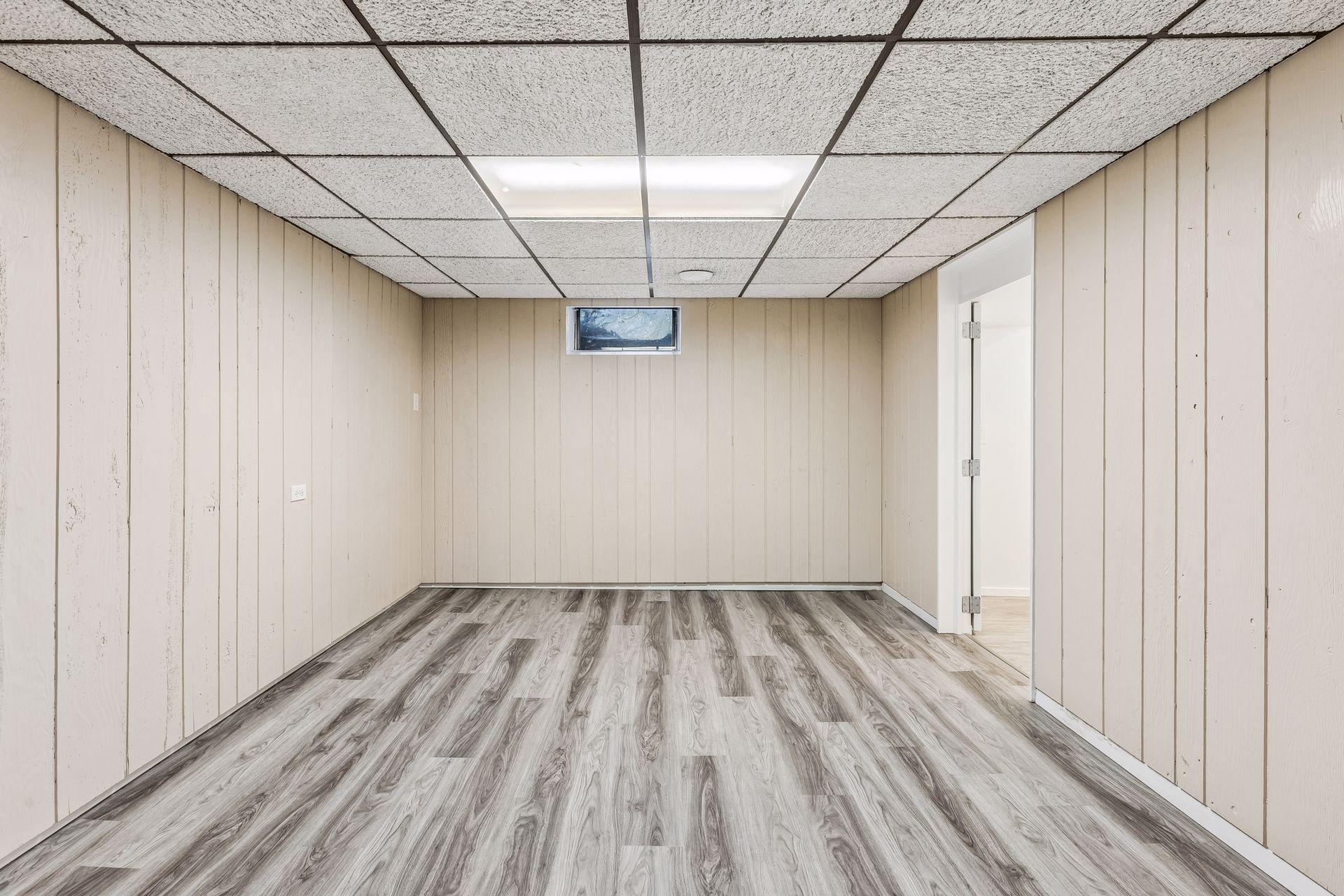 Additional flex room (similar in size to a bedroom but no egress window) with attached bathroom