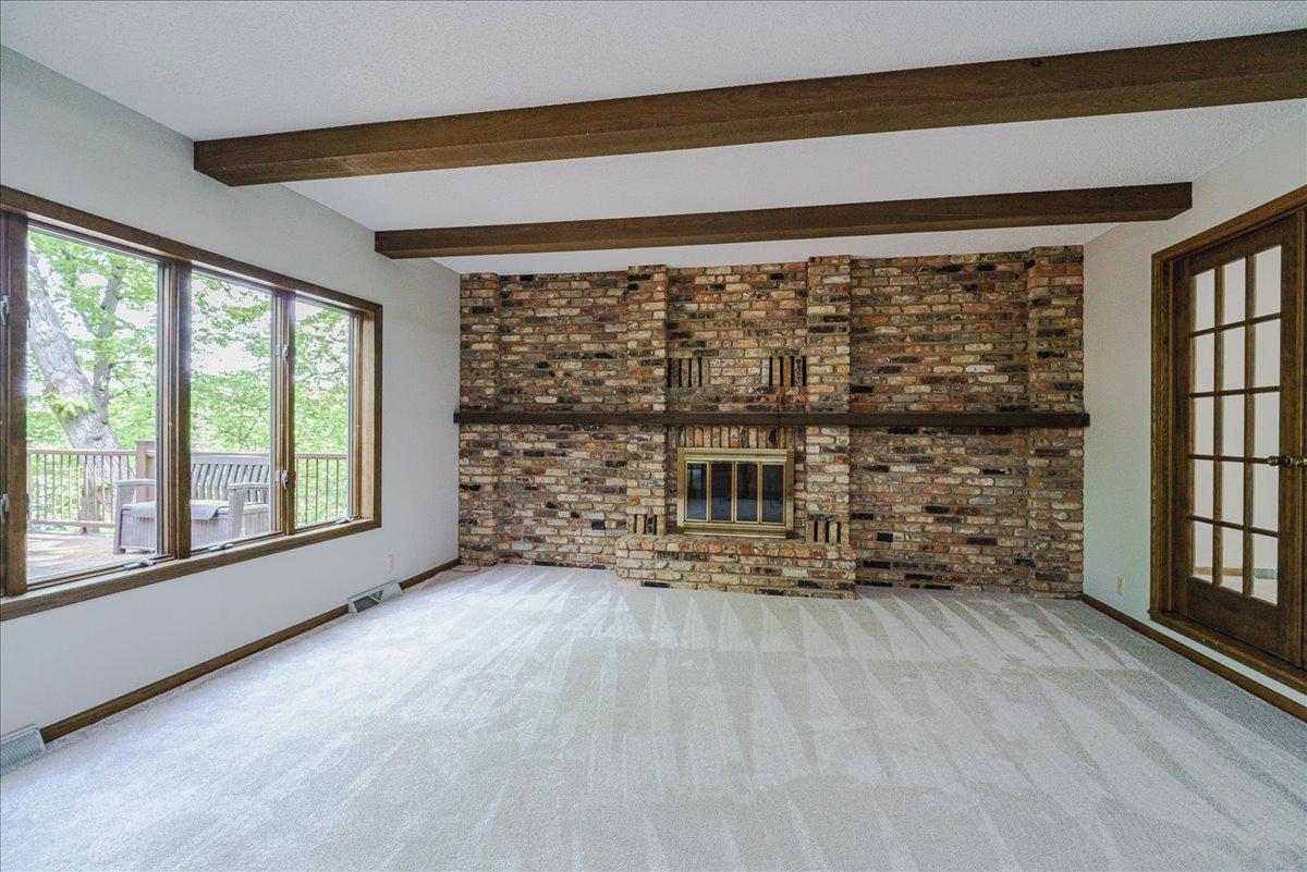 12-Living Room.jpg