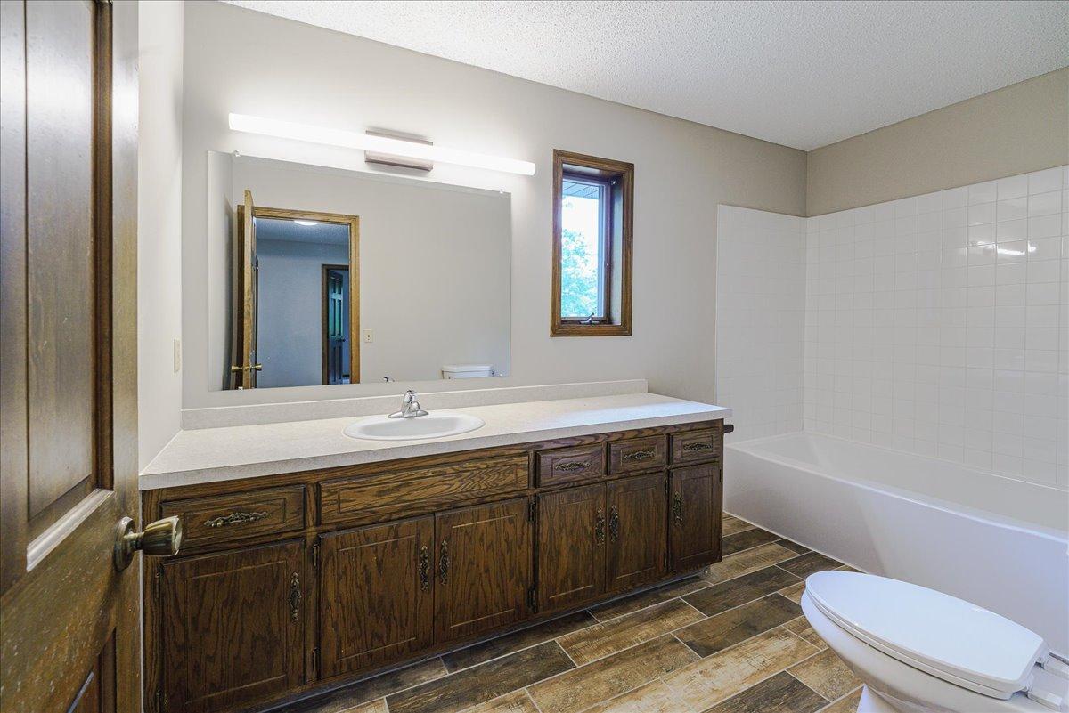 40-Bathroom.jpg