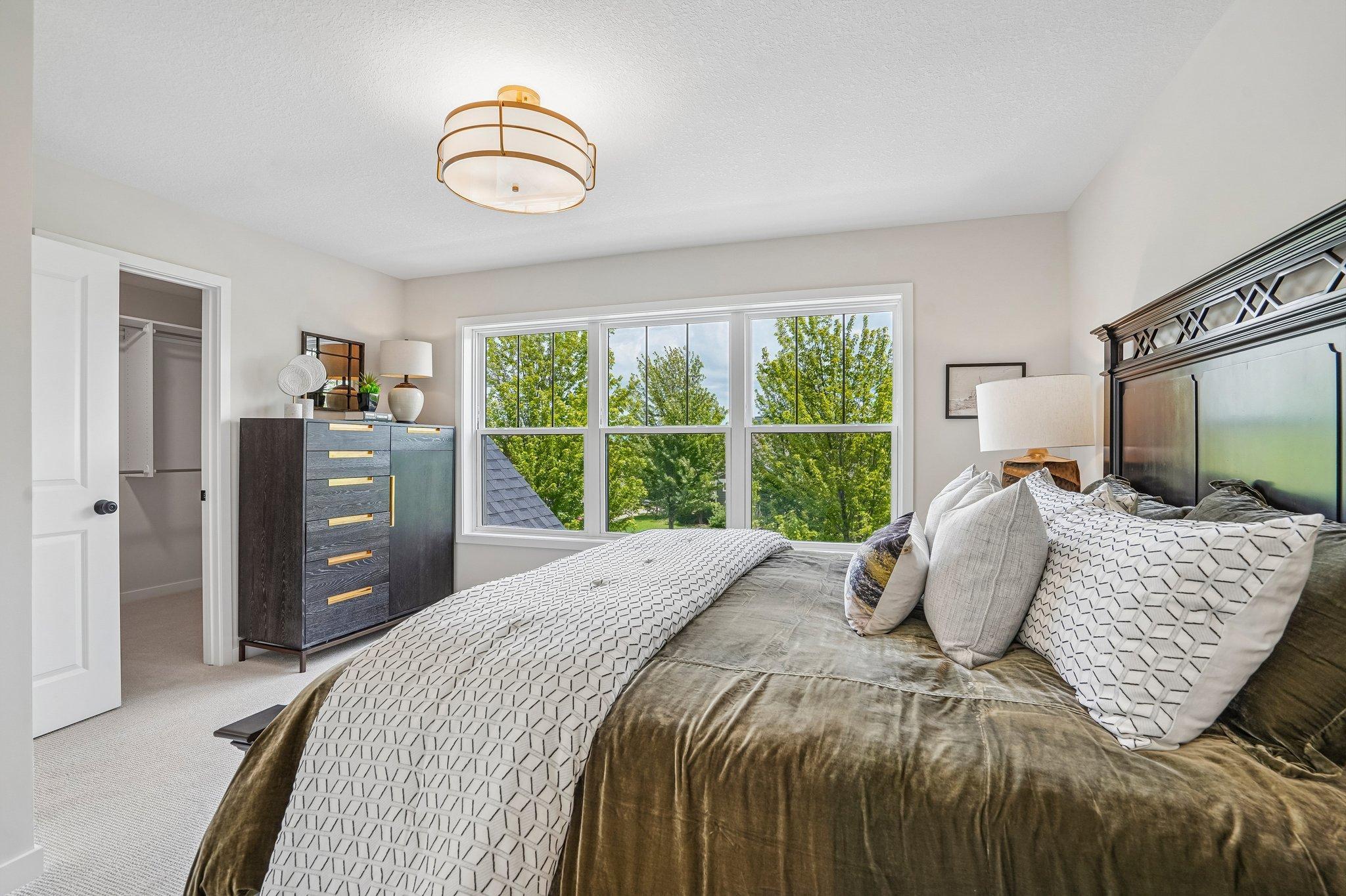 Large windows, allowing so much natural light to come in.